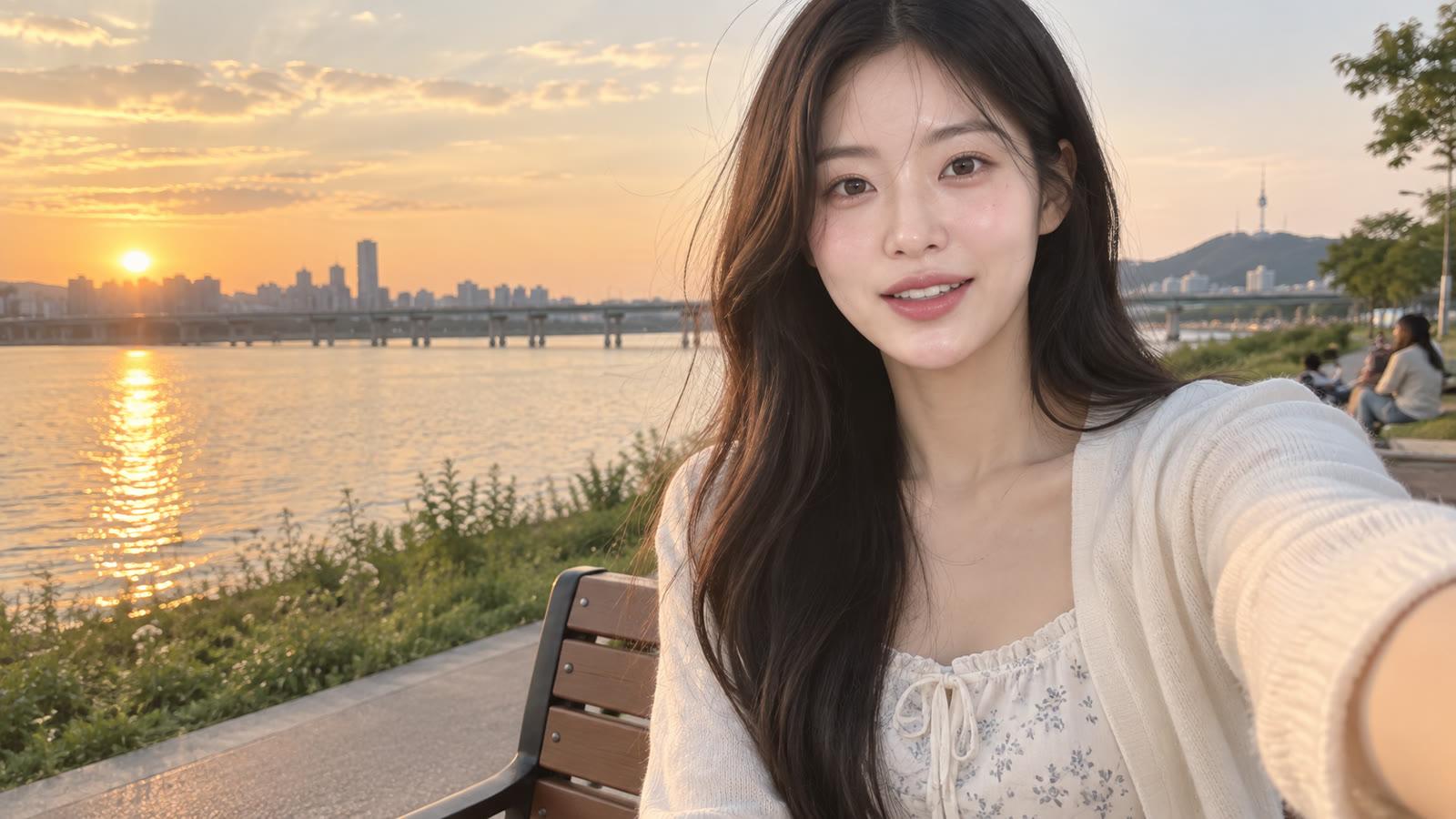 한강에서 브이로그를 찍는 서윤